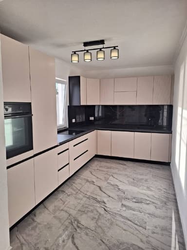 Продается дом в Шушань за 240000 EUR - комфортное жилье для большой семьи
